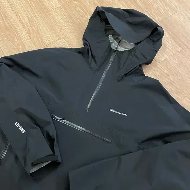 디스이즈네버댓 GORE-TEX Paclite Pullover 블랙