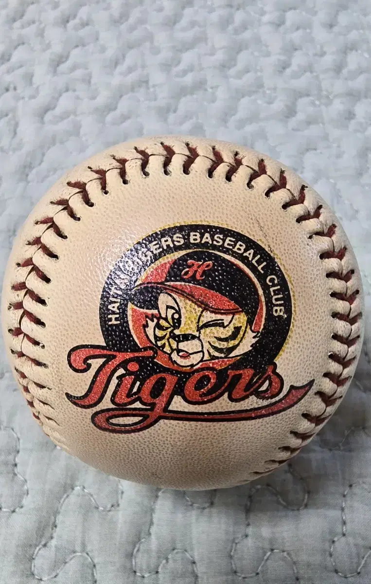 Commemorative baseball from the '96 Hatta Tigers championship