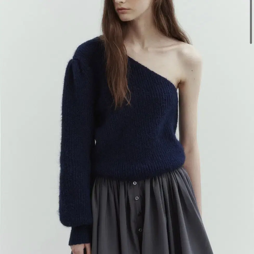 더티스 ONE-SHOULDER WOOL KNIT