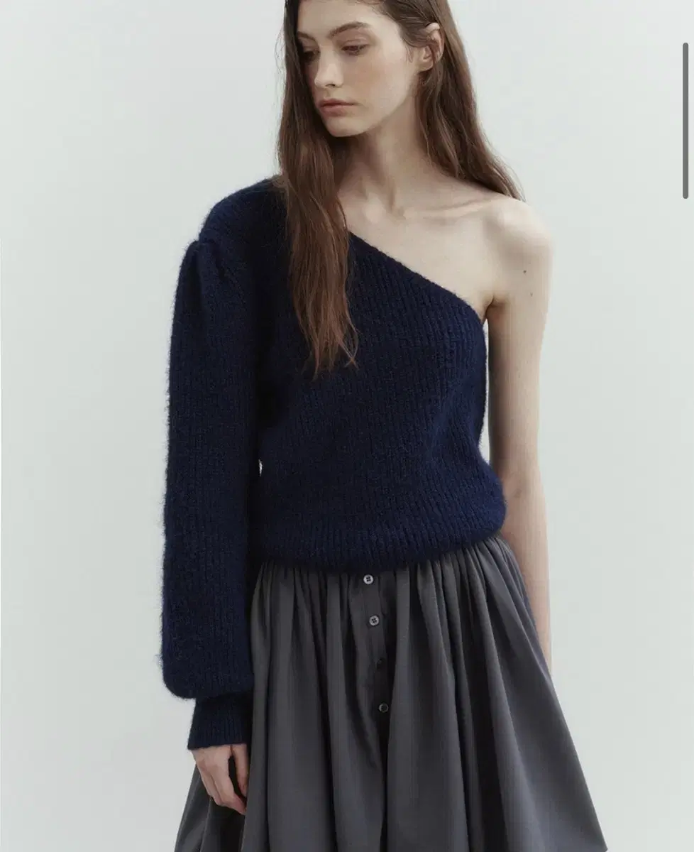 더티스 ONE-SHOULDER WOOL KNIT