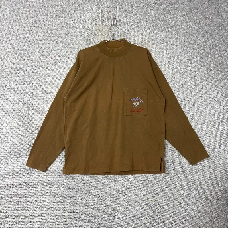 Creeks Vintage Crew Neck Brown Sleeve Long Sleeve Tee