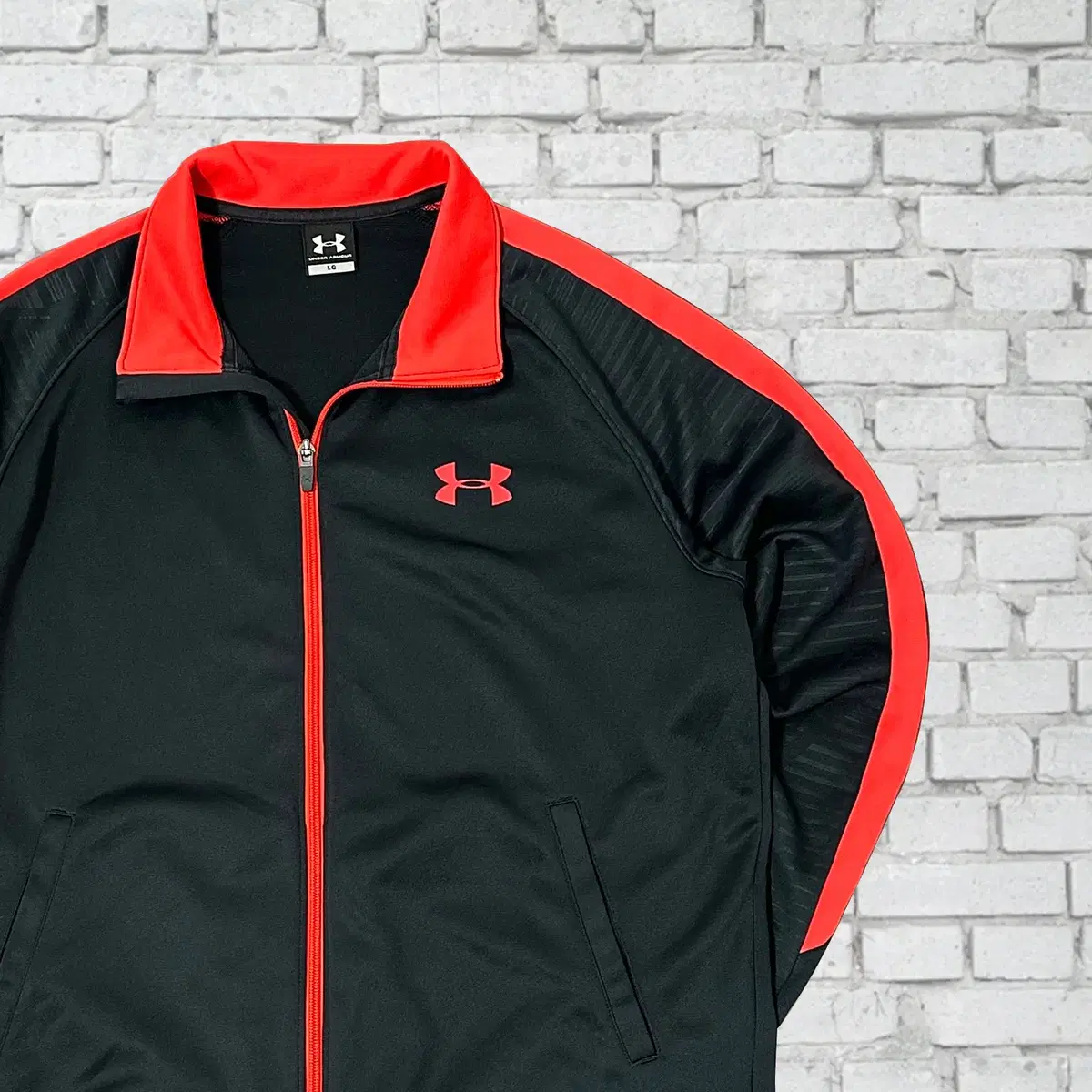 (1249) Under Armour Vintage Jersey Black/Red L