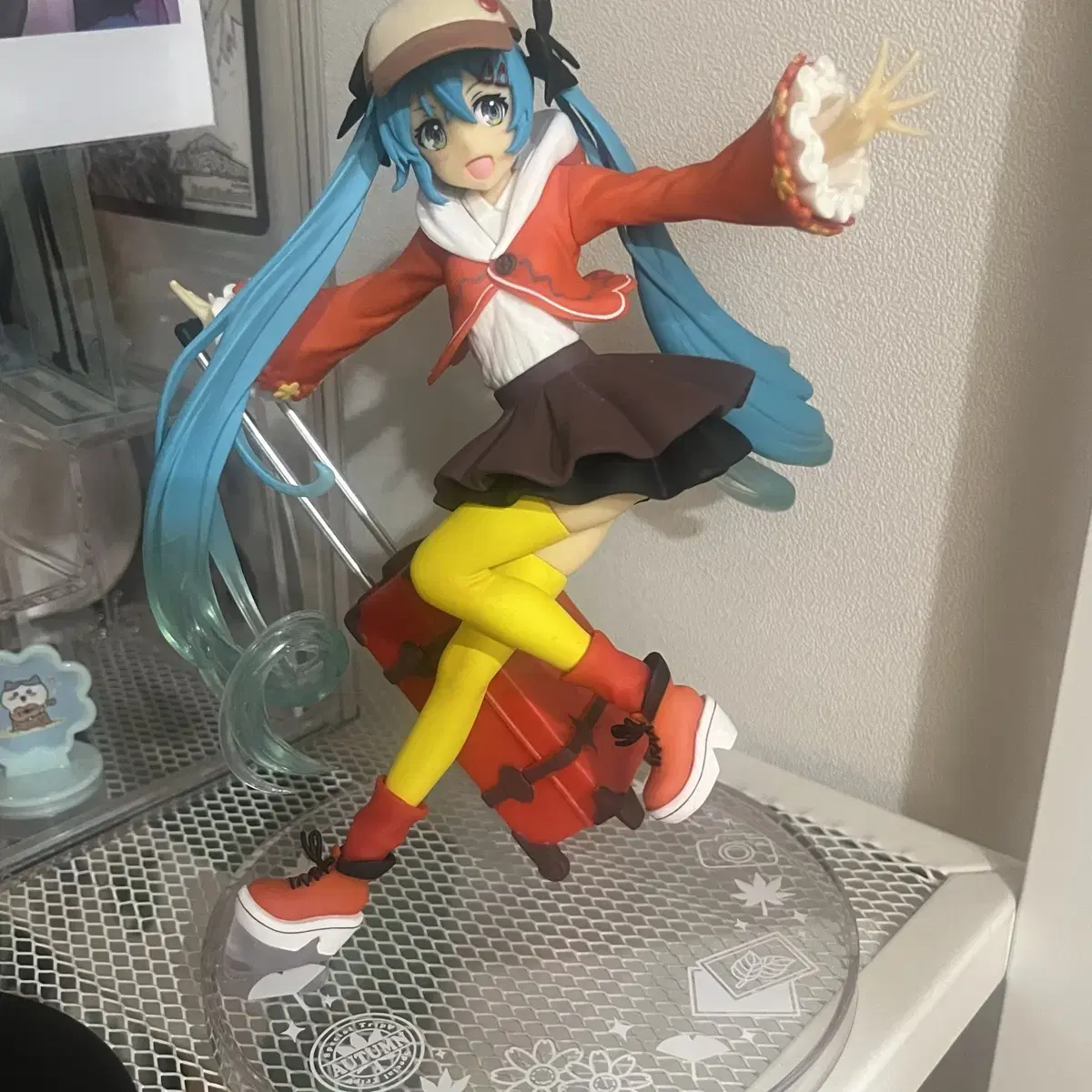 Hatsune Miku gaeul sells autumn leaves figures