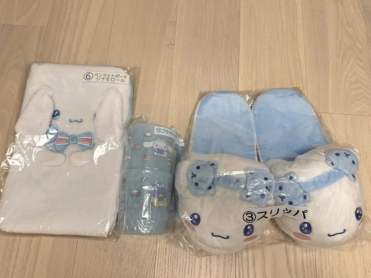 New product) Sanrio Cinnamoroll Koozie Top 3 sold in bulk