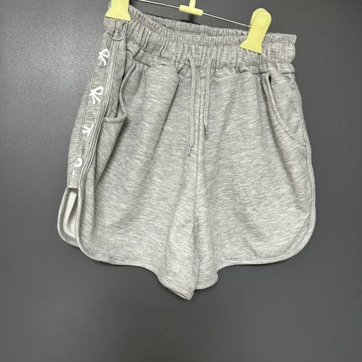 Gray ribbon shorts no belt