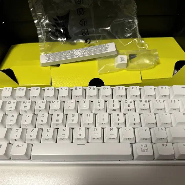 커세어 k65 rgb mini black 이랑  white