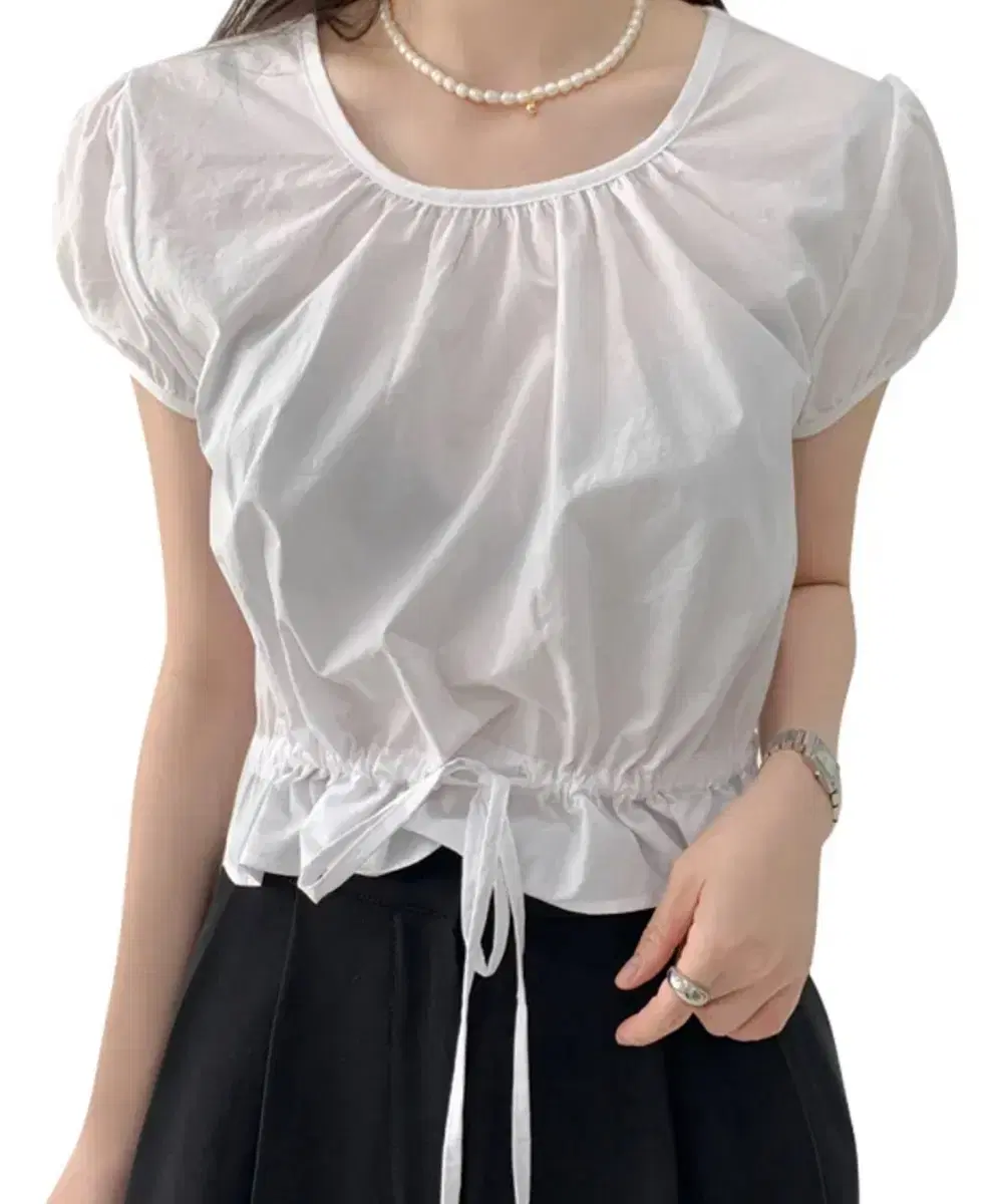 Short-sleeved blouse