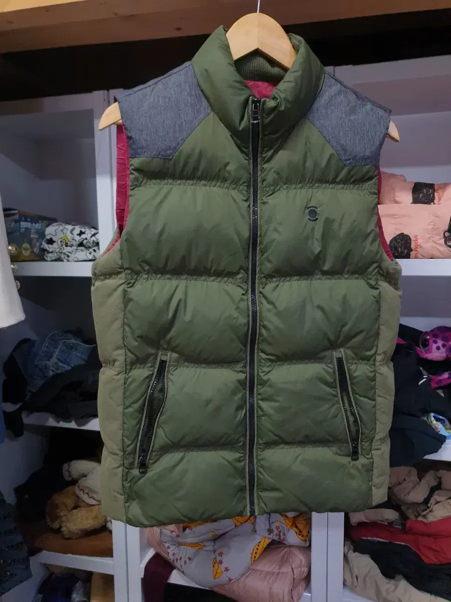 Wide-angle goose down padded vest 95