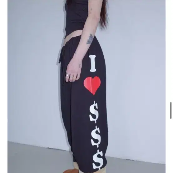 위위미유 DOLLAR SIGN LETTERG PANTS/달러 사인 레터츠