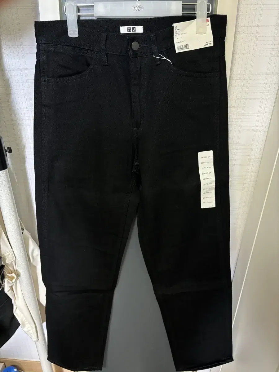 Uniqlo's Top Ten denim pants sell for 7000 won each.