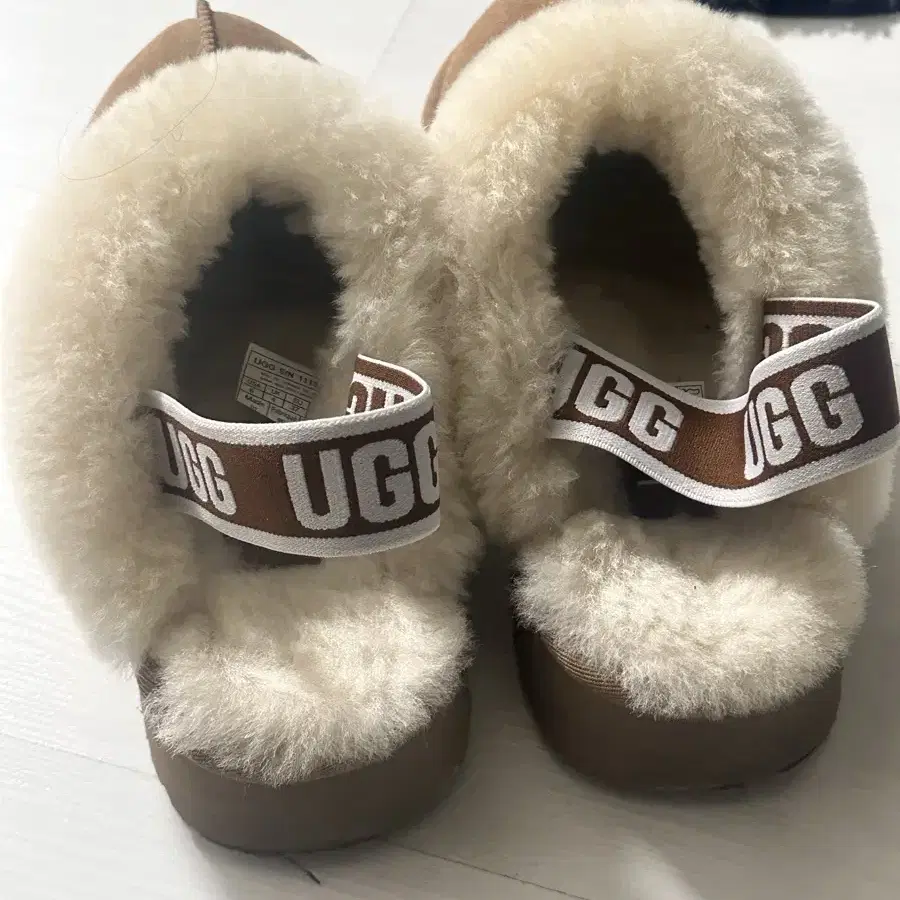 Ugg 양털플랫폼샌들