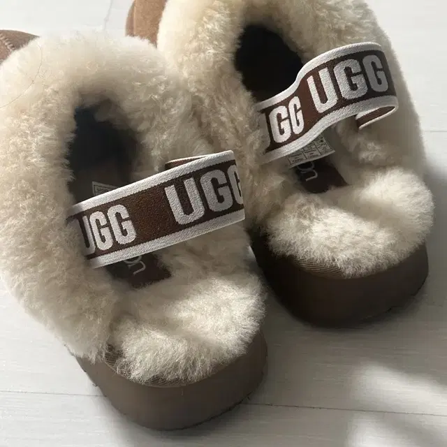 Ugg 양털플랫폼샌들