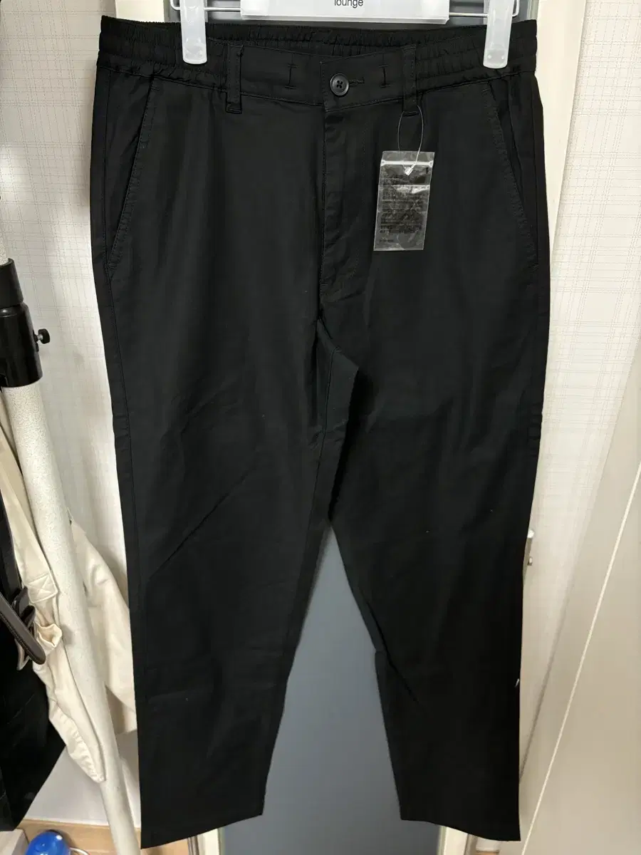 Uniqlo pants sell for 7000 won each.