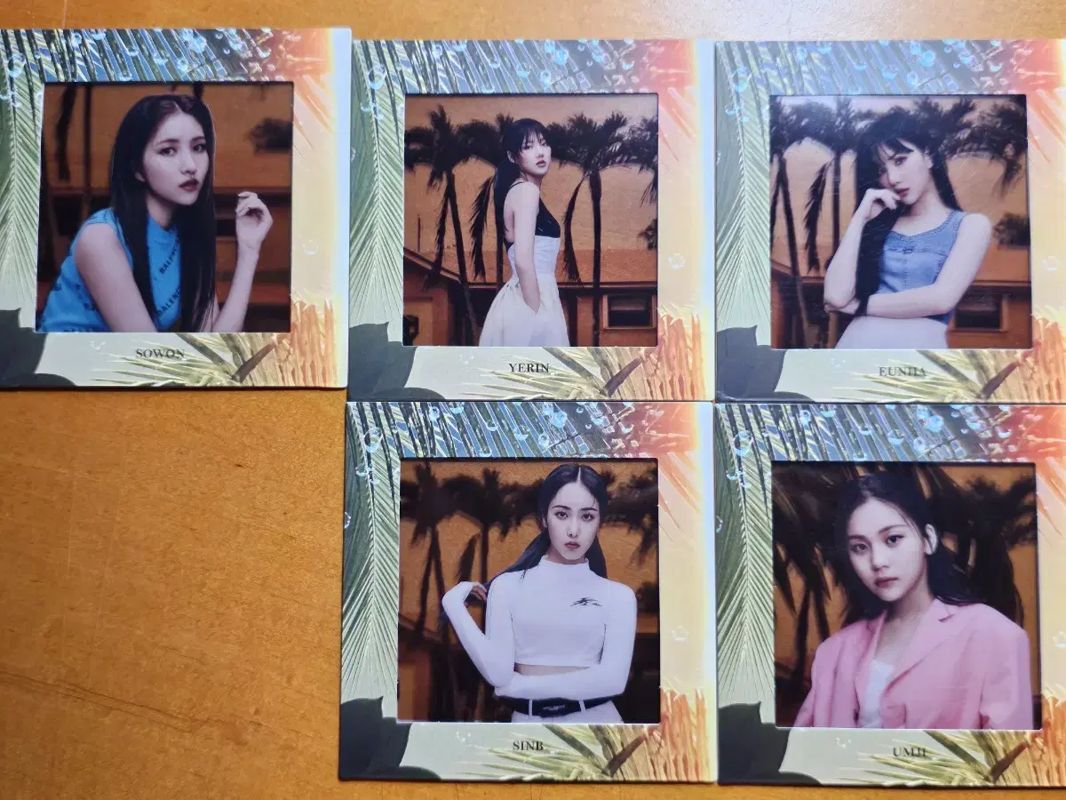 I sell a set of gfriend flame photocards & pre-order benefit photocards.