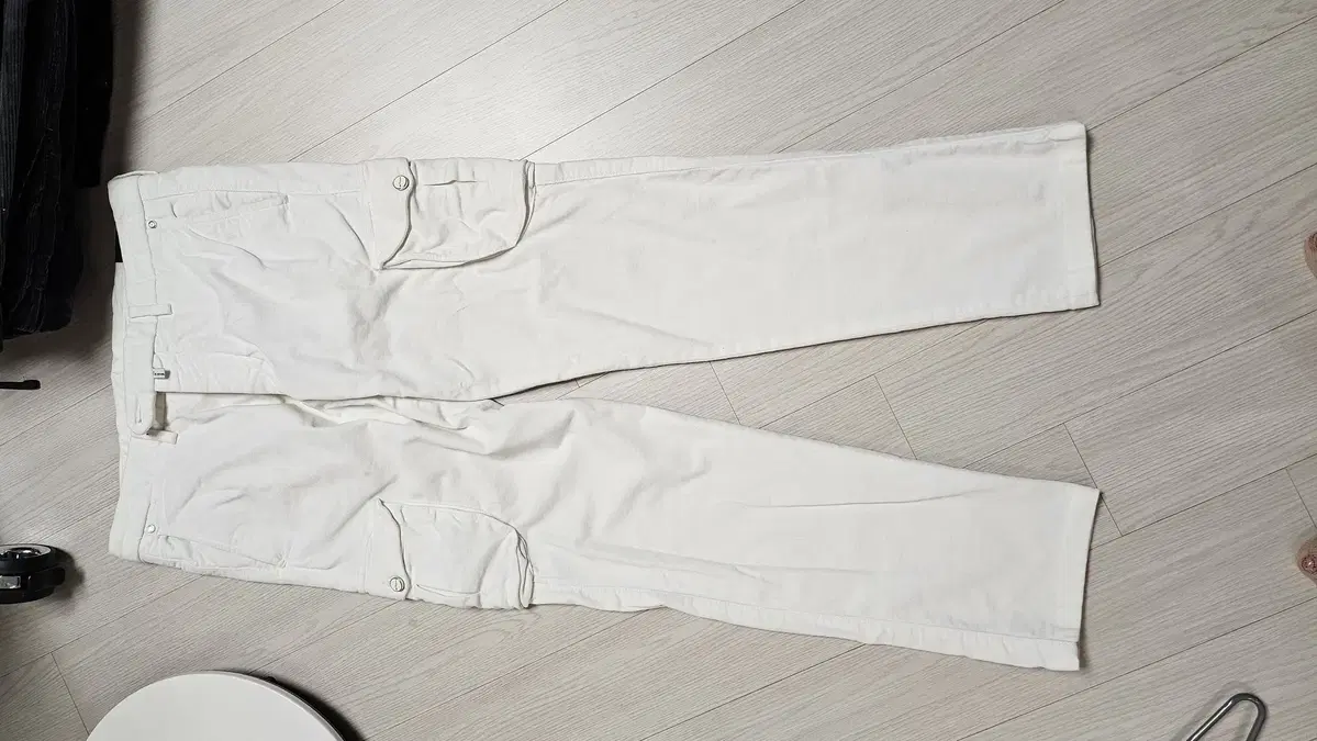 Cargo pants in key white