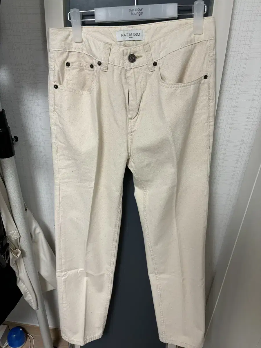 I sell fei denim pants for 12000 won each.