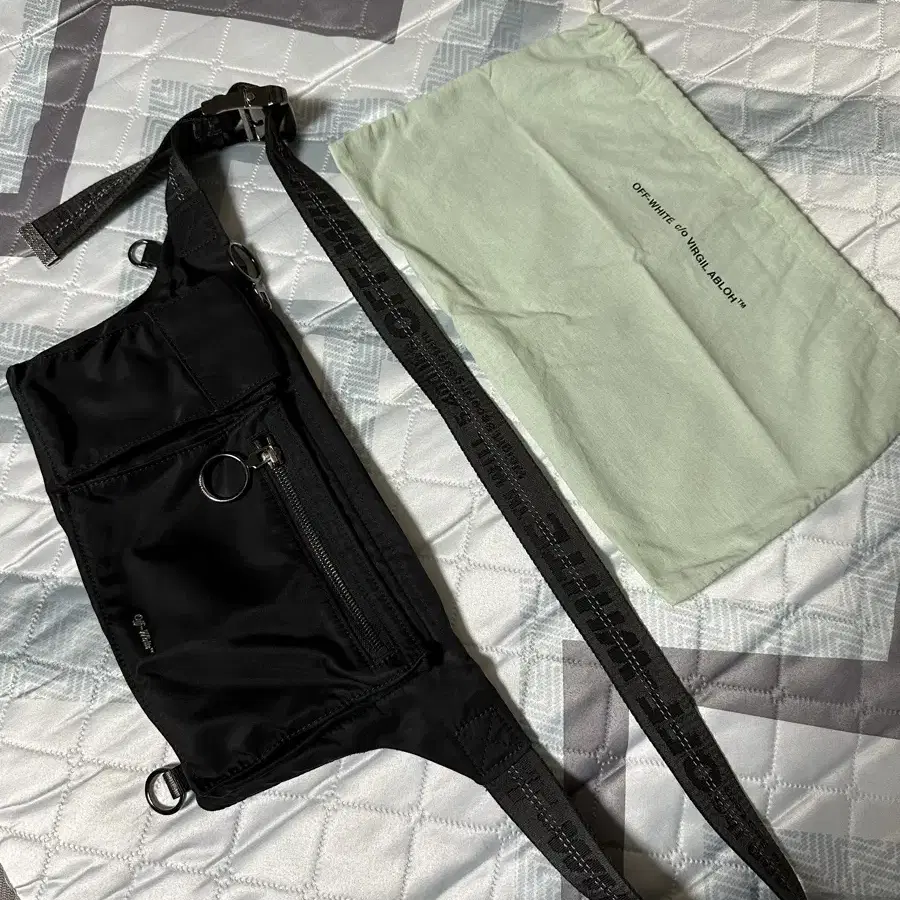 off-white pockets fannypack black