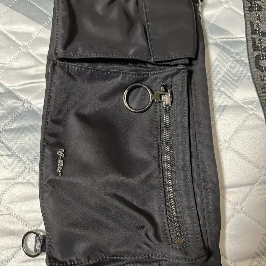 off-white pockets fannypack black