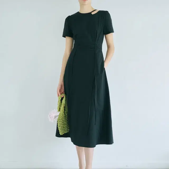 에트몽 원피스 Neck Cut-Out Shirring Dress