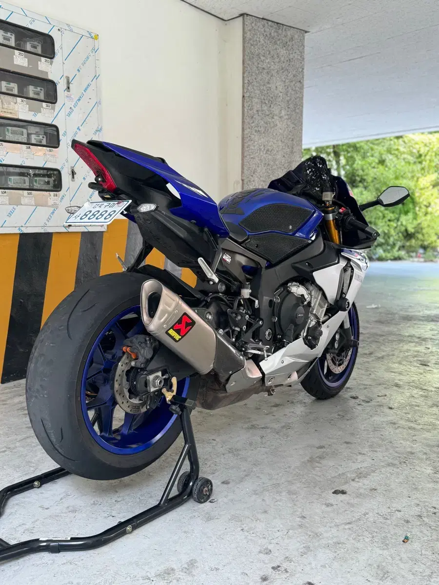 YAMAHA r1