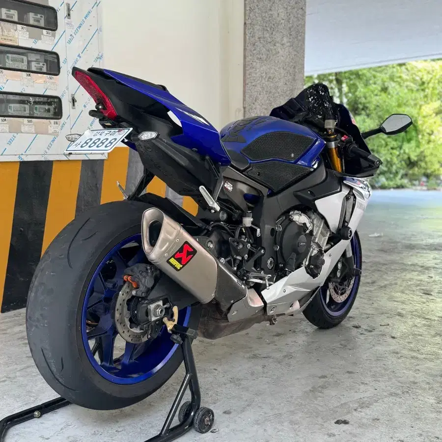 YAMAHA r1