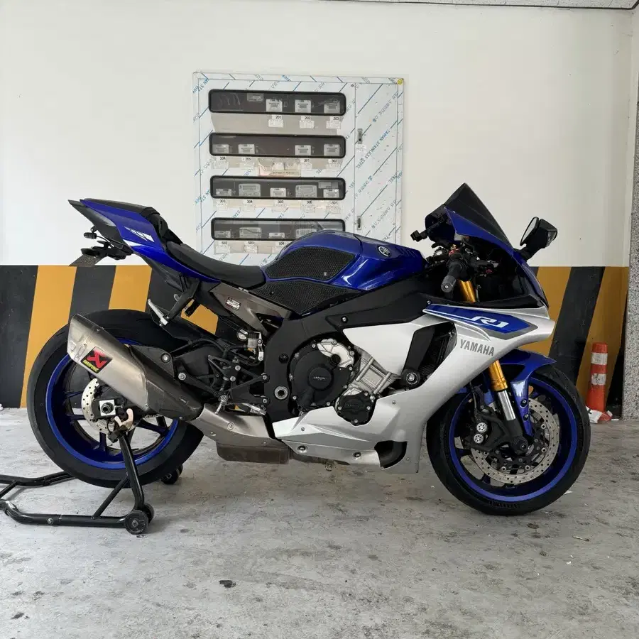 YAMAHA r1