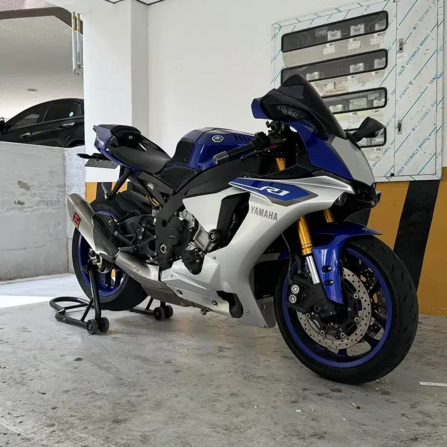 YAMAHA r1