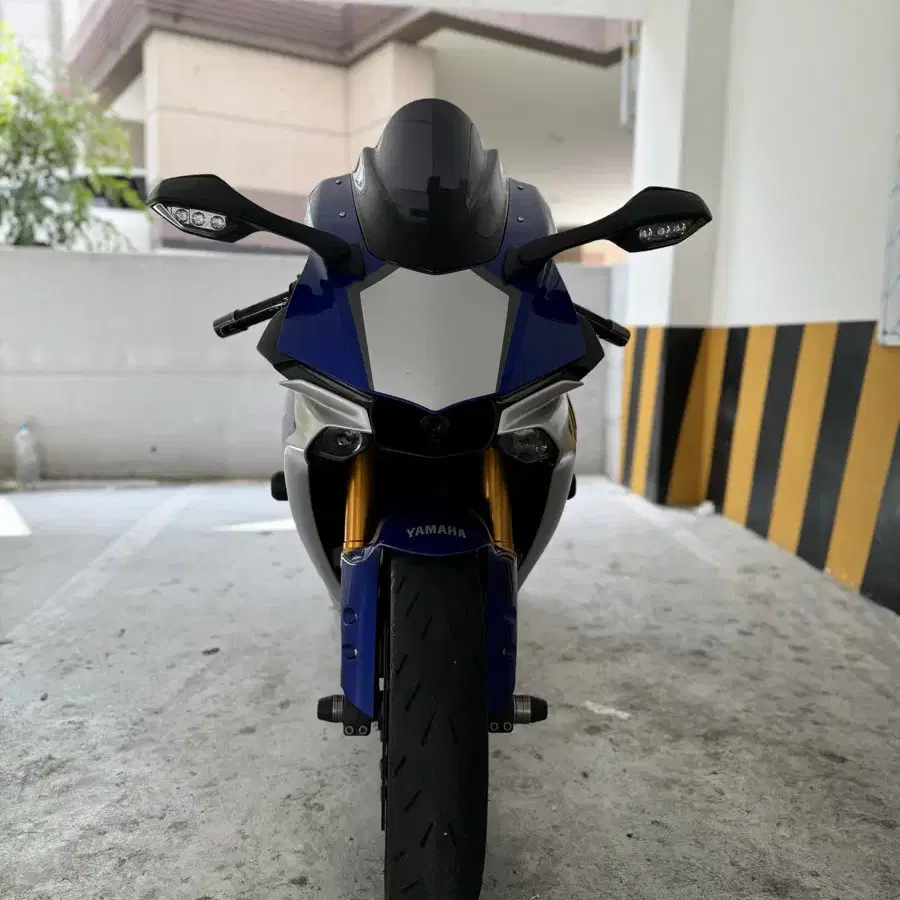 YAMAHA r1