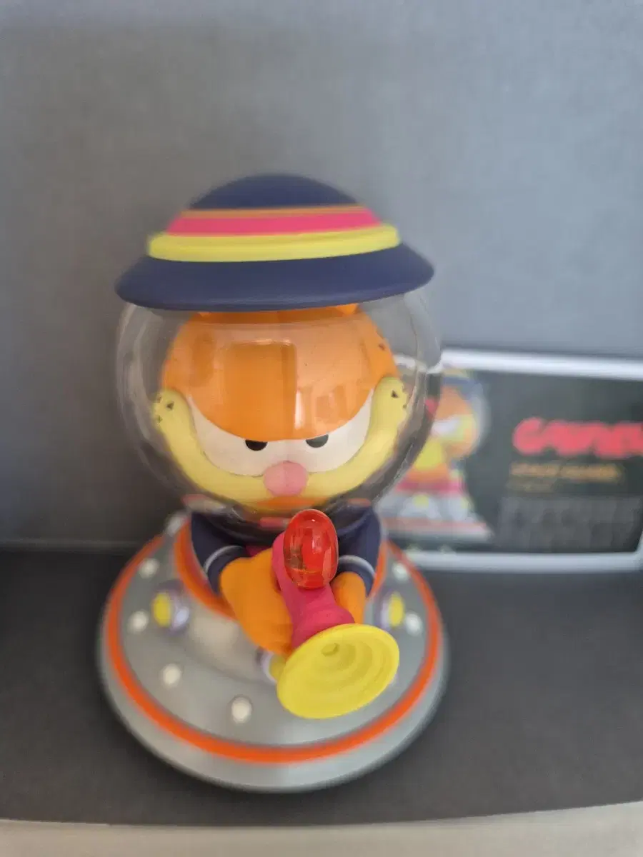 Popmart Garfield FUTURE FANTASY_SPACE GUARD