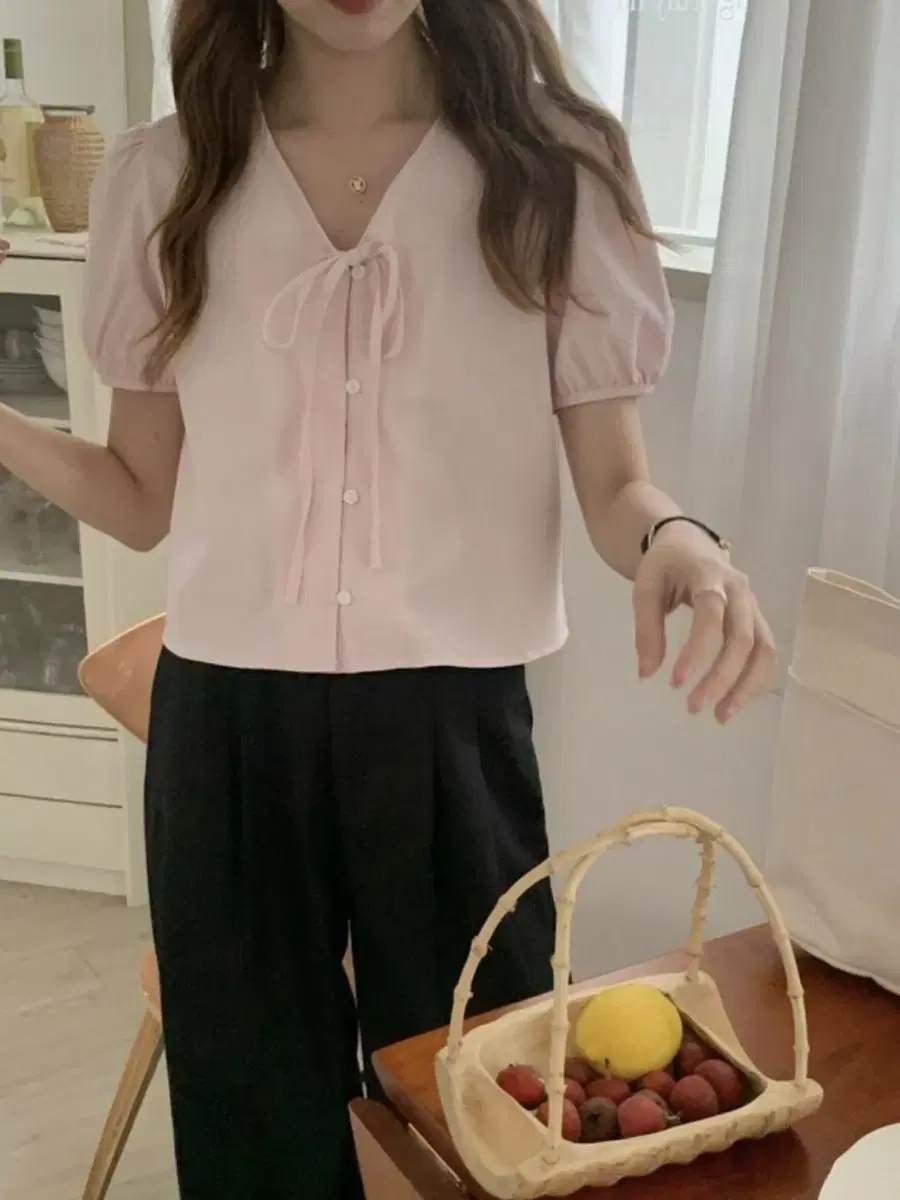 반하니 브이넥 퍼프소매 리본 스트랩 크롭 블라우스 핑크