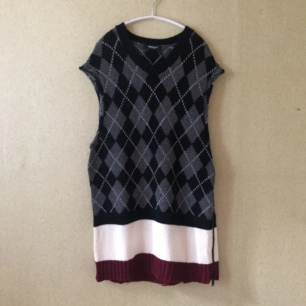 UNDERCOVER Undercover Sleeveless V-Neck Knit