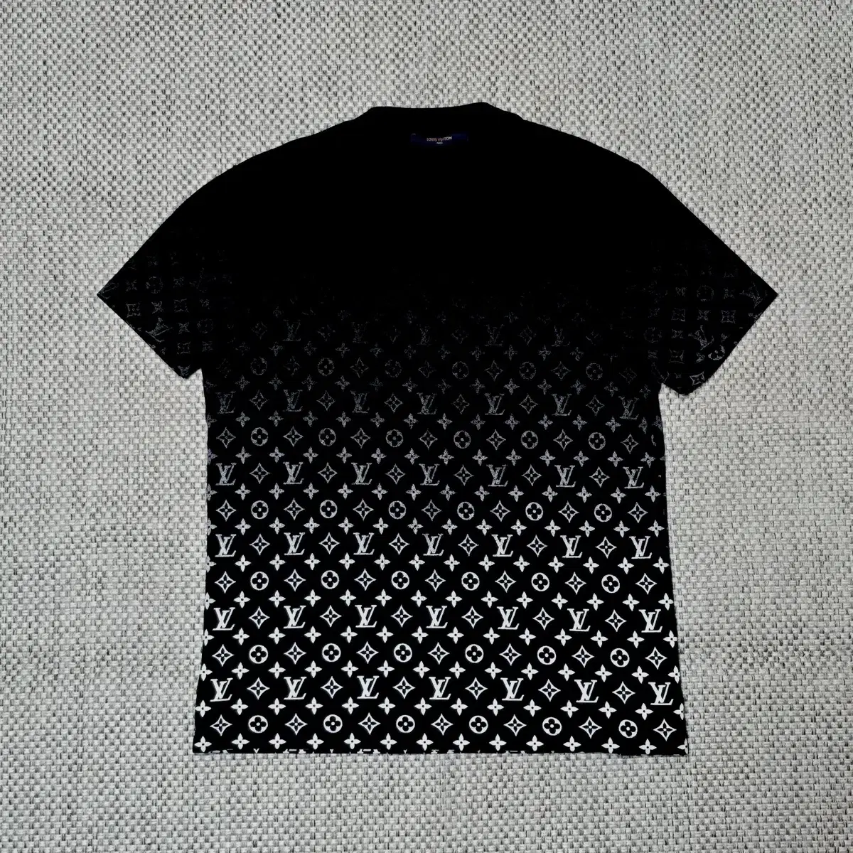 -Day shipment- [New, size M] Louis Vuitton Gradient Short Sleeve Tee