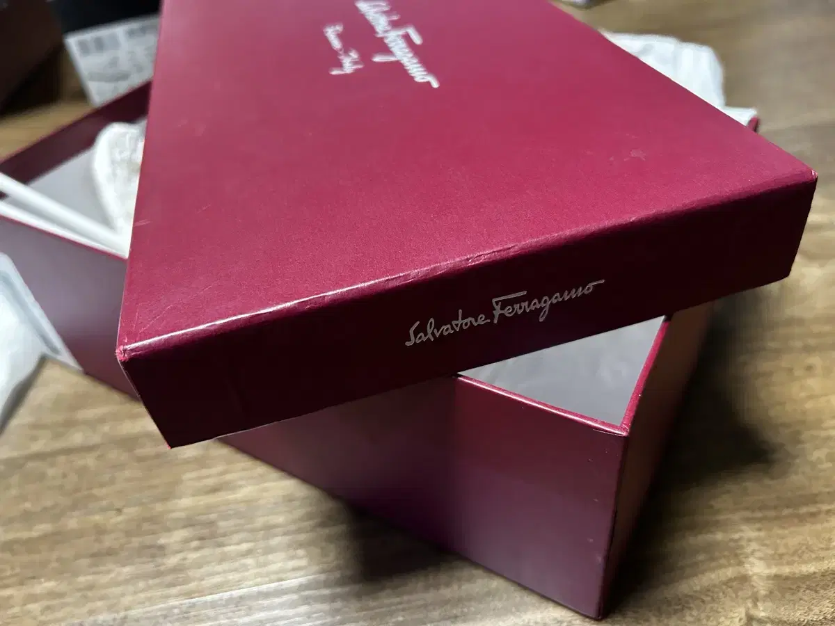 페라가모 Ferragamo 신발 박스 판매합니다.  - 사이즈 : 17x