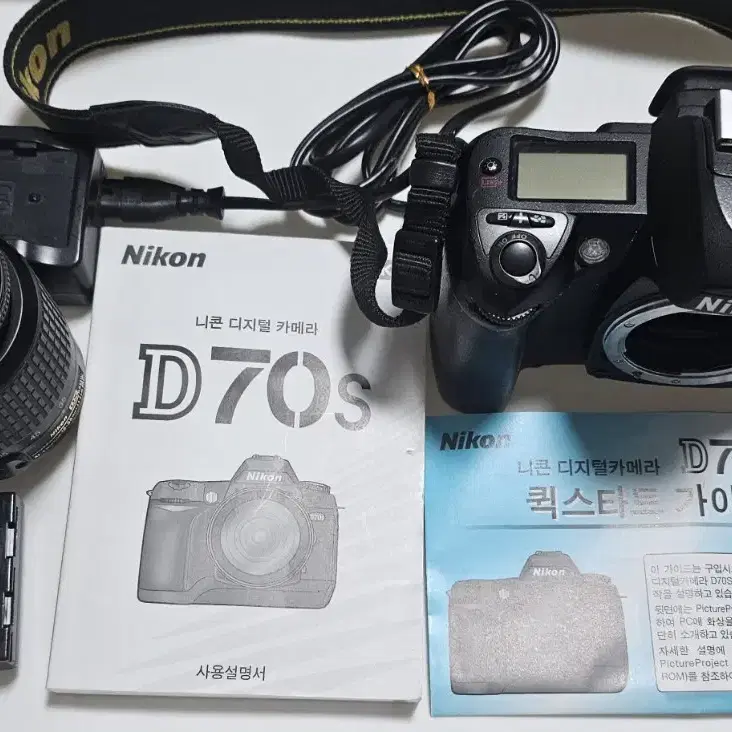 니콘 DSLR D70S바디와 니콘 AF-S DX 18-55mm렌즈