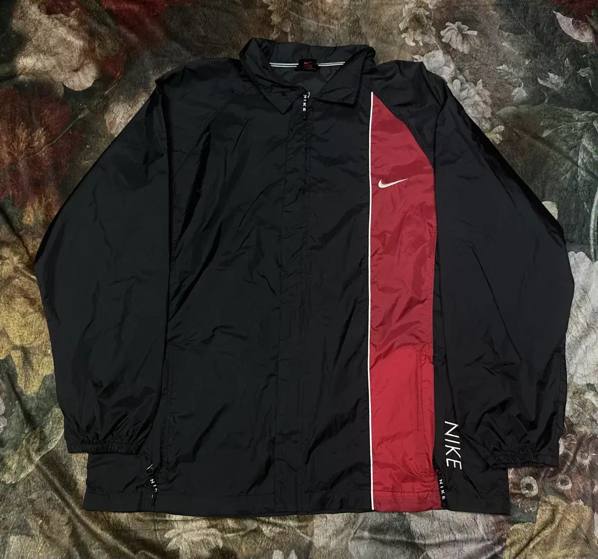 Nike Vintage Old School Red Sideline Black Swoosh Windbreaker L Windbreaker