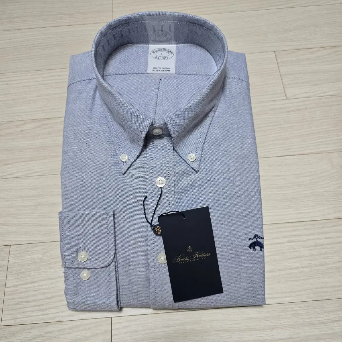 I am selling a Brooks Brothers oxford shirt in the color bloo ( new).