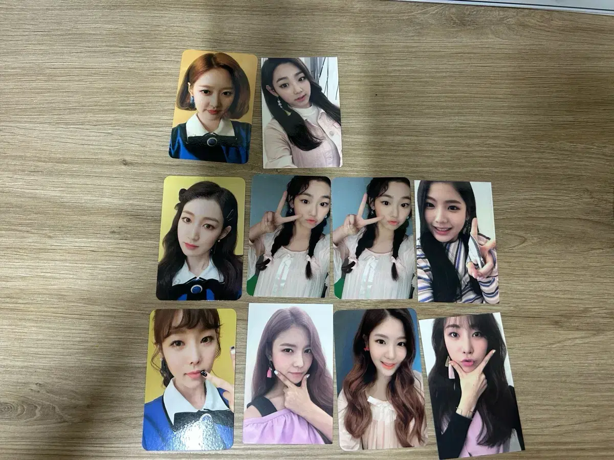 Girl group Gugudan photocard album