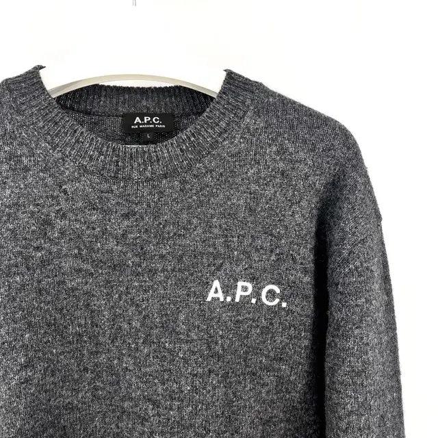 [L] 아페쎄 A.P.C 로고 니트 차콜