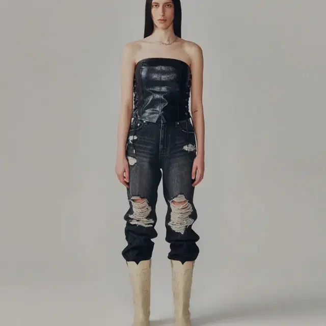 DISTRESSED STRAIGHT LEG JEANS (새상품)