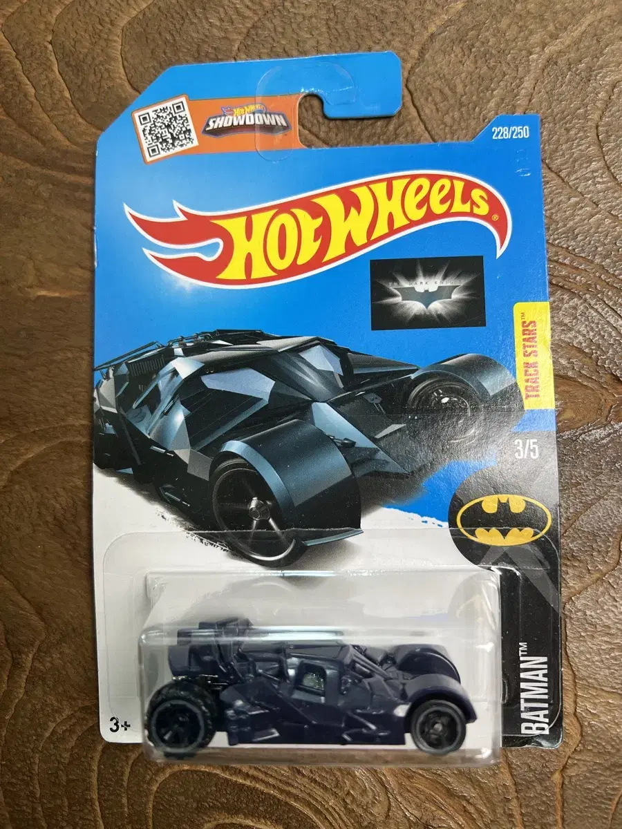 Hot Wheels - 2016 Batman The Dark Knight Batmobile , Bloo