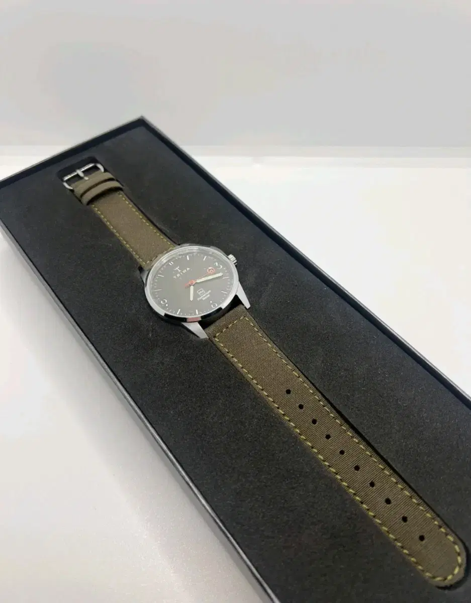 [새상품/선물가능] Triwa 트리와 손목시계 HUMANIUM 39mm