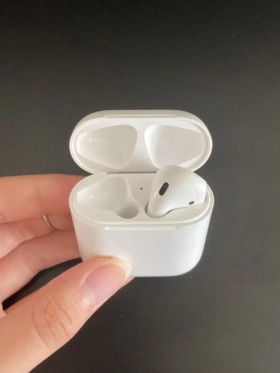 AirPods 2 (left ear missing)