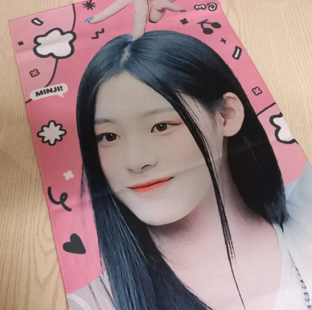 New Jeans minji Cherry slogan Sources.