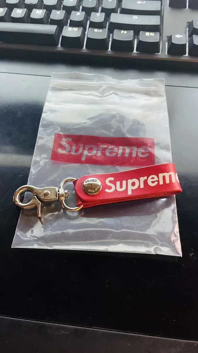 Unsealed) Supreme Ladder Leather Keyring Key Holder New