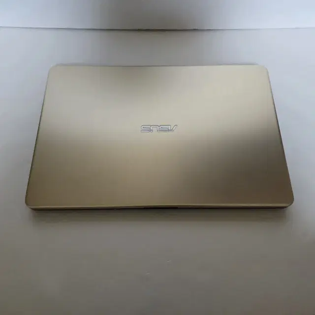 ASUS     노트북입니다