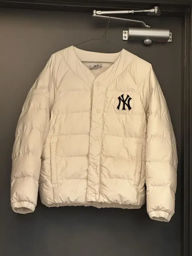 MLB 베이직 미디움로고 U넥 중경량 패딩 NY (Cream)