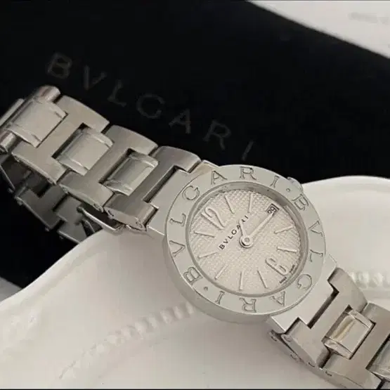 정품감정서 동봉 BVLGARI 불가리 엠보 다이얼 화이트 워치 SA +