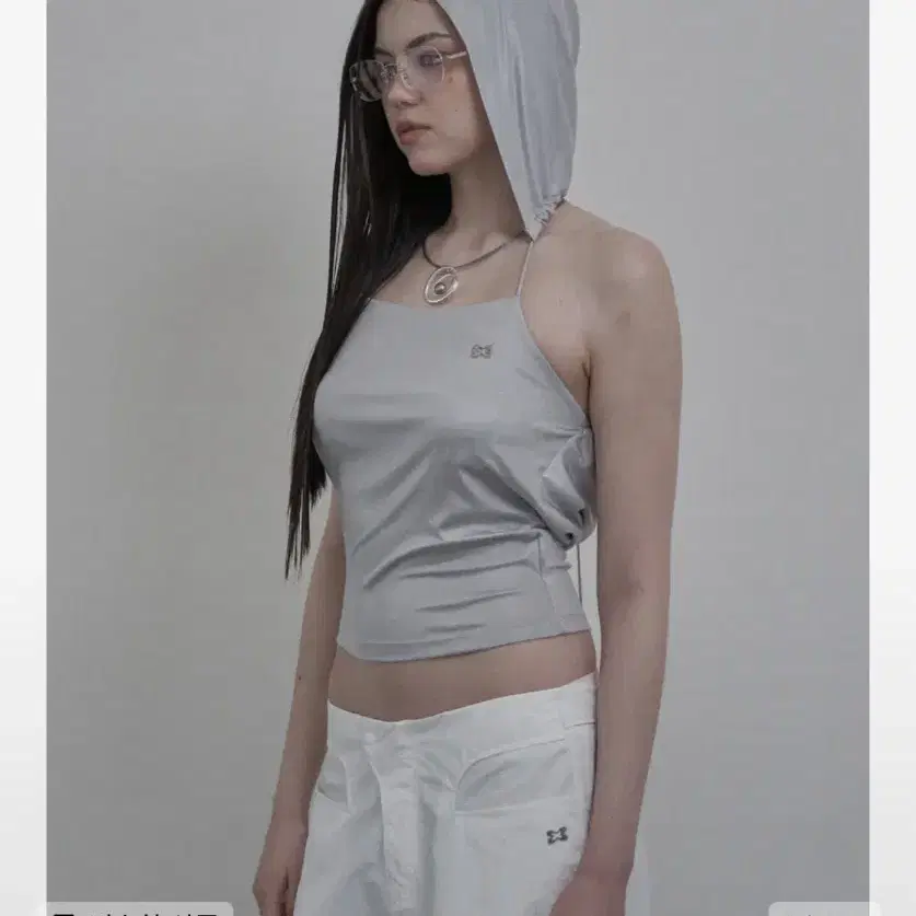 셋업이엑스이 / HALTER HOOD SLEEVELESS / SILVER