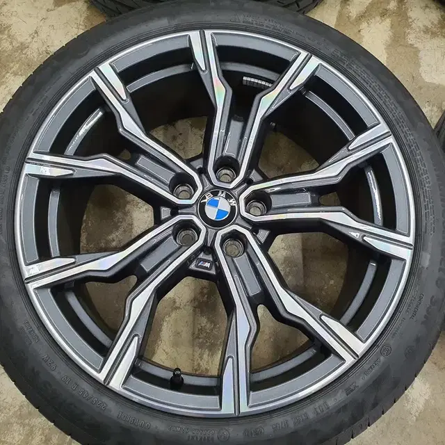 BMW X1 25I 816M 19인치 순정휠타이어 입니다