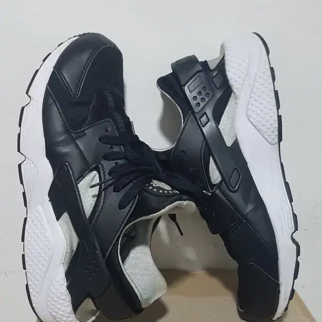 택포 260/265 정품 NIKE AIR HUARACHE 경량 쿠션화!